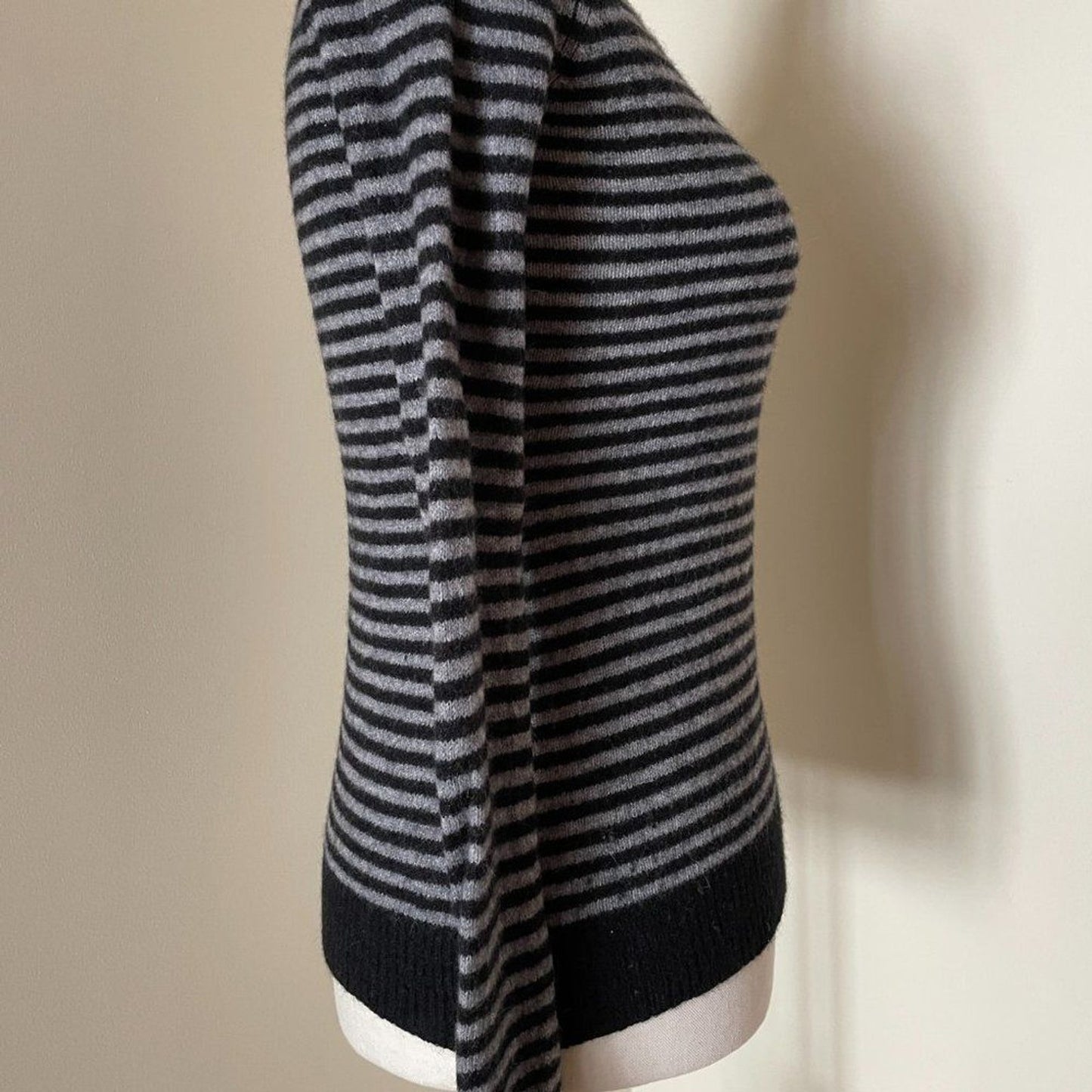 LINE KNITWEAR INTERNATIONAL 100% Cashmere Crew Neck Sweater, XS1