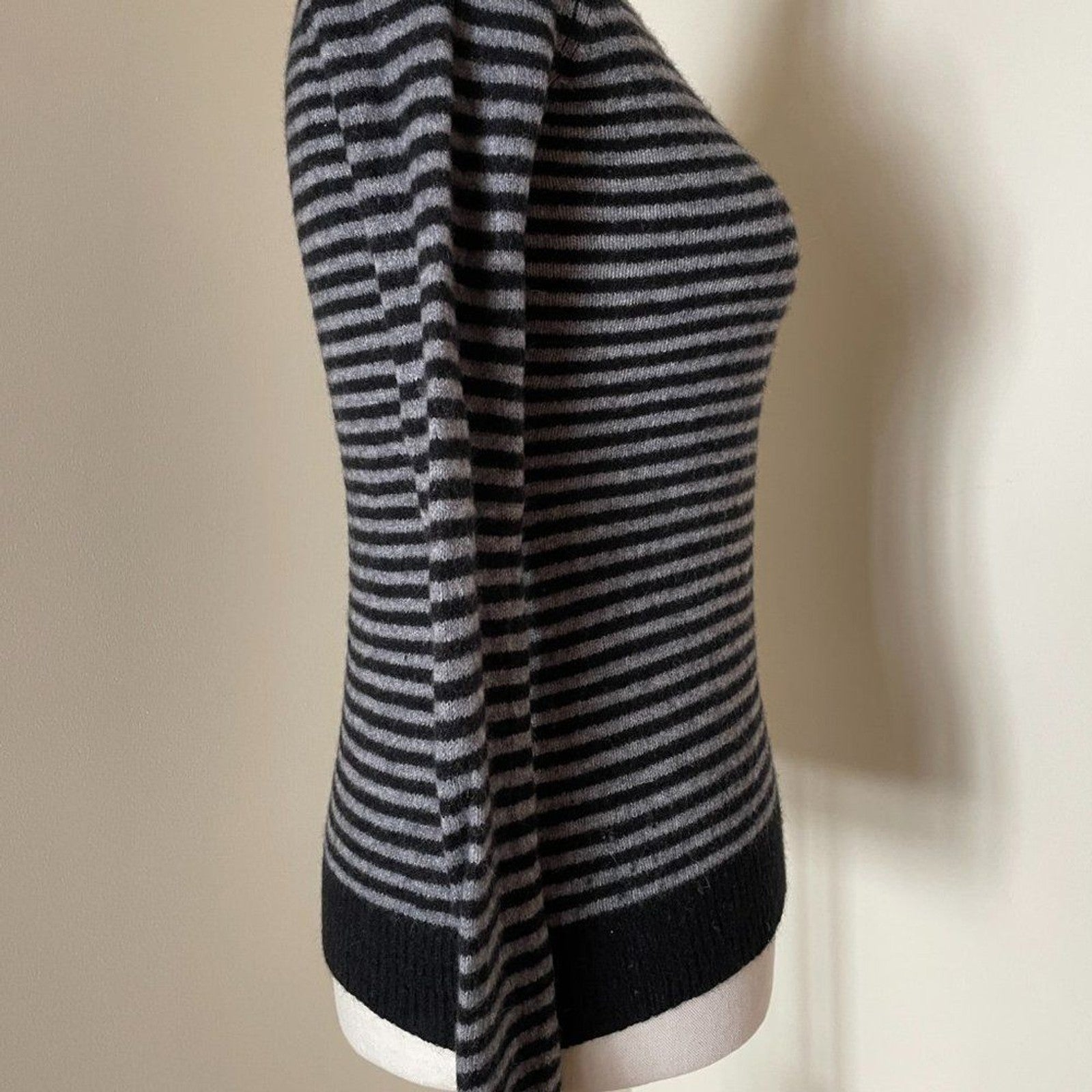 LINE KNITWEAR INTERNATIONAL 100% Cashmere Crew Neck Sweater, XS1