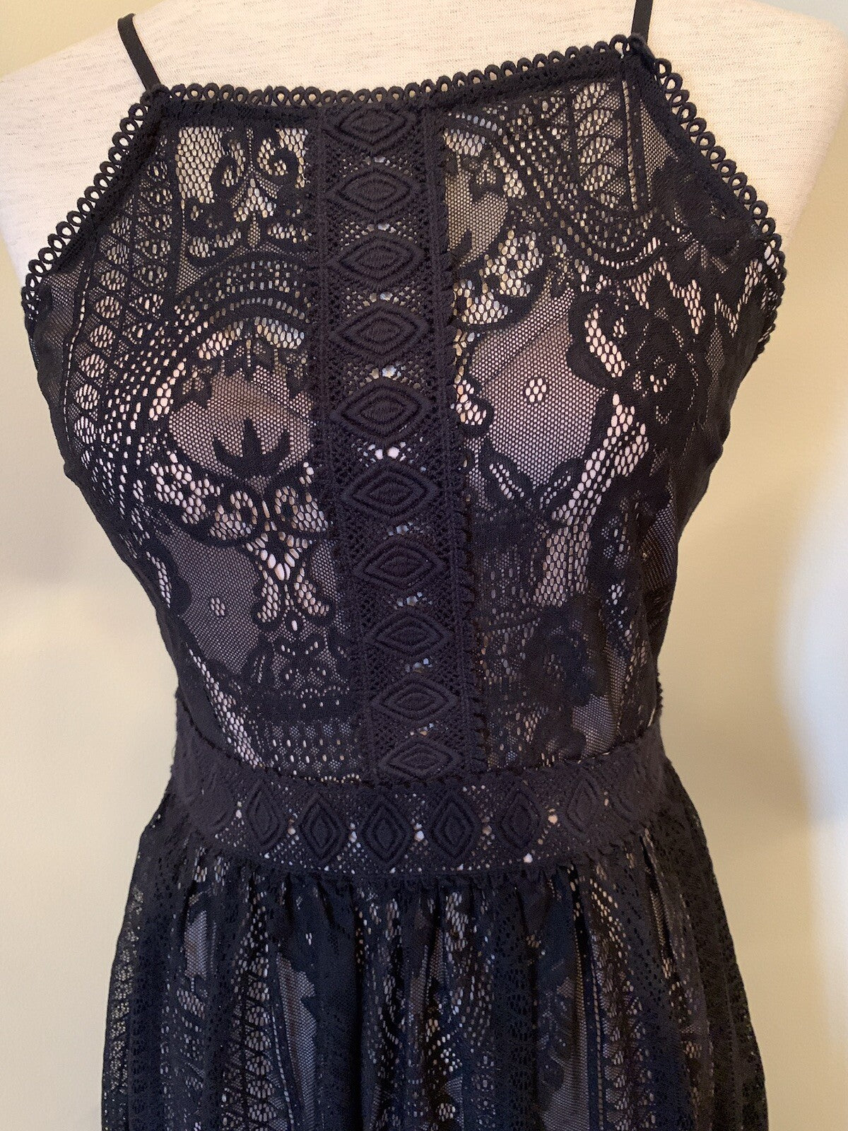 FRANCESCA’S Black Lace dress with overlay lining1