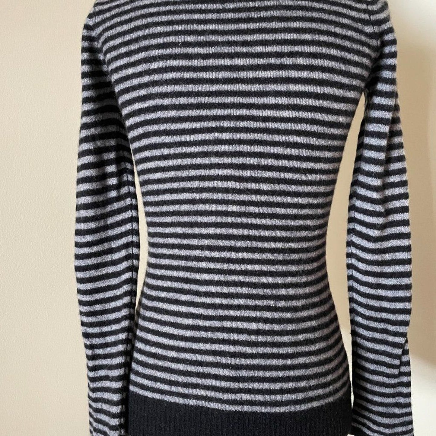 LINE KNITWEAR INTERNATIONAL 100% Cashmere Crew Neck Sweater, XS2