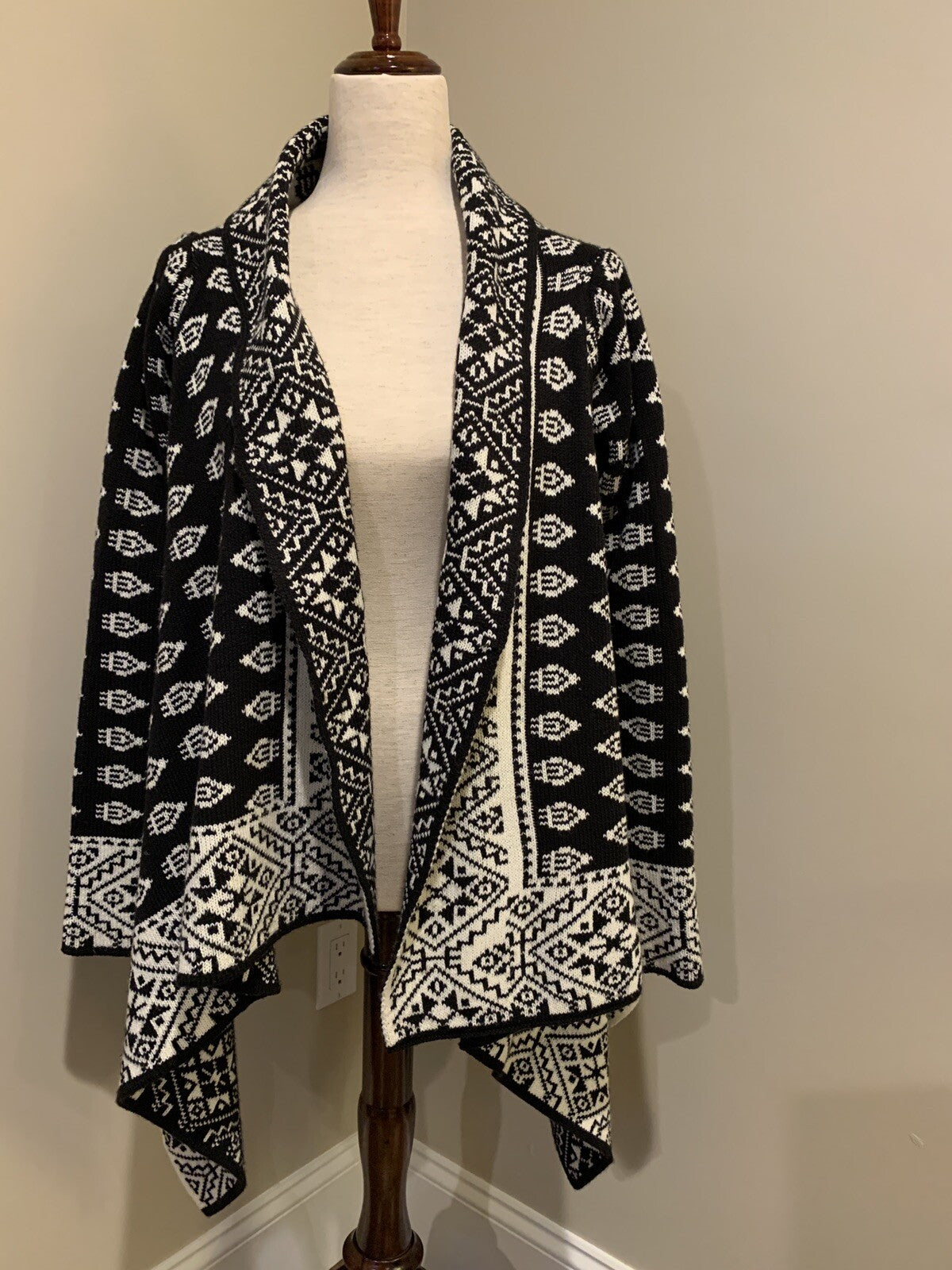 Reversible Black/White Asymmetrical Warm Sweater1