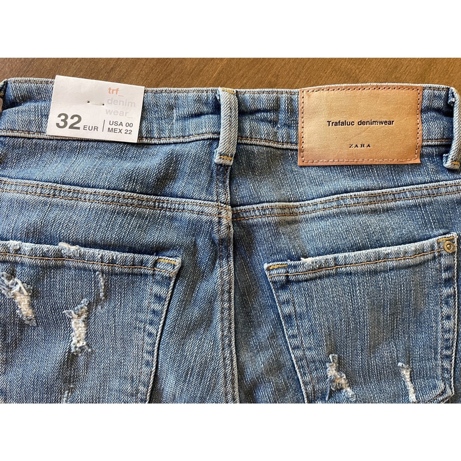 ZARA TRAFALUC New Jeans w/Embroidered Flowers and Frayed Ankles, Size US 03