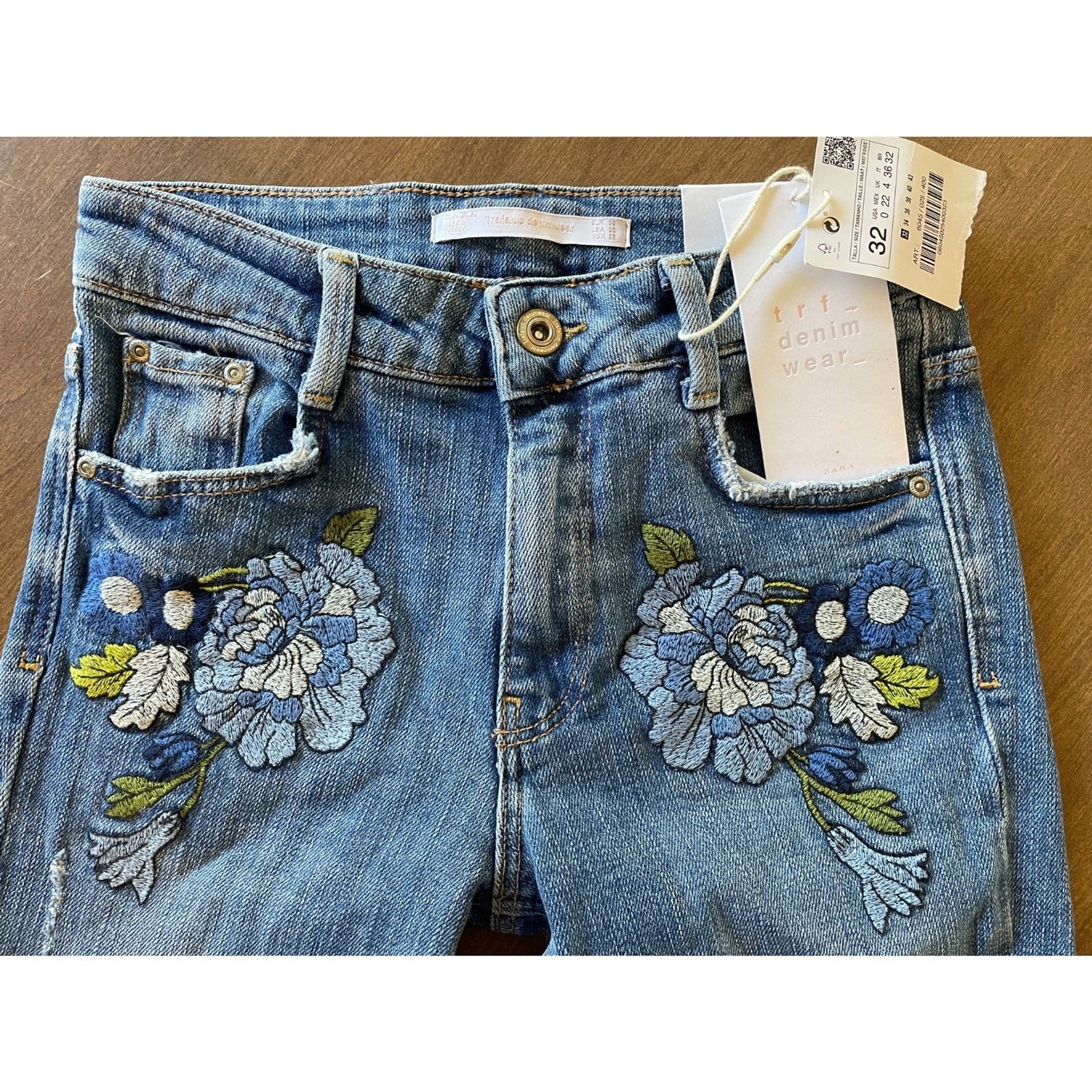 ZARA TRAFALUC New Jeans w/Embroidered Flowers and Frayed Ankles, Size US 02