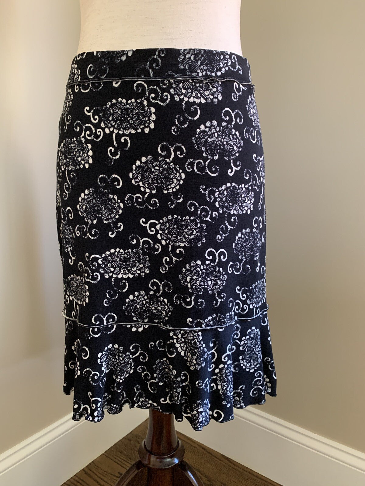 MAX STUDIO Black & White Paisley Ruffle Skirt4