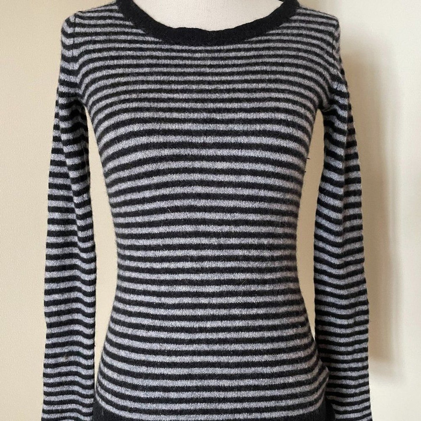 LINE KNITWEAR INTERNATIONAL 100% Cashmere Crew Neck Sweater, XS0