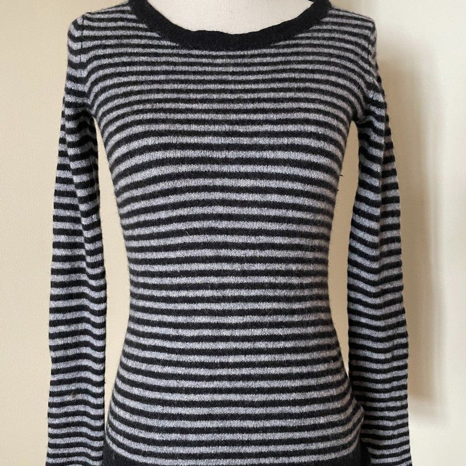 LINE KNITWEAR INTERNATIONAL 100% Cashmere Crew Neck Sweater, XS0