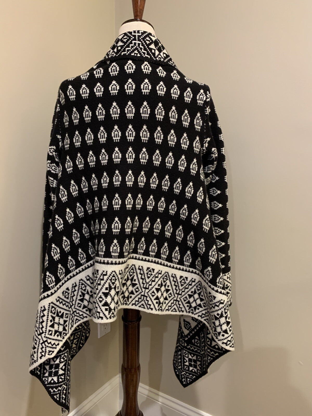 Reversible Black/White Asymmetrical Warm Sweater3