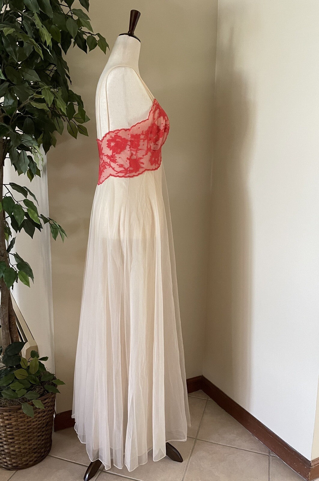 VANITY FAIR Vintage Long Chiffon & Lace Nightgown2