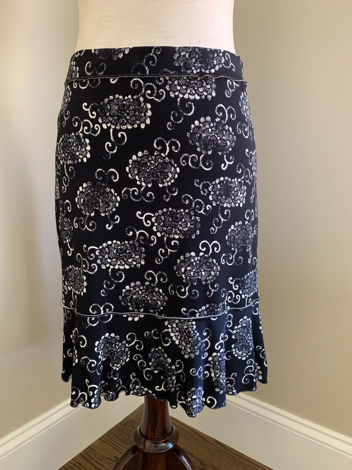 MAX STUDIO Black & White Paisley Ruffle Skirt0