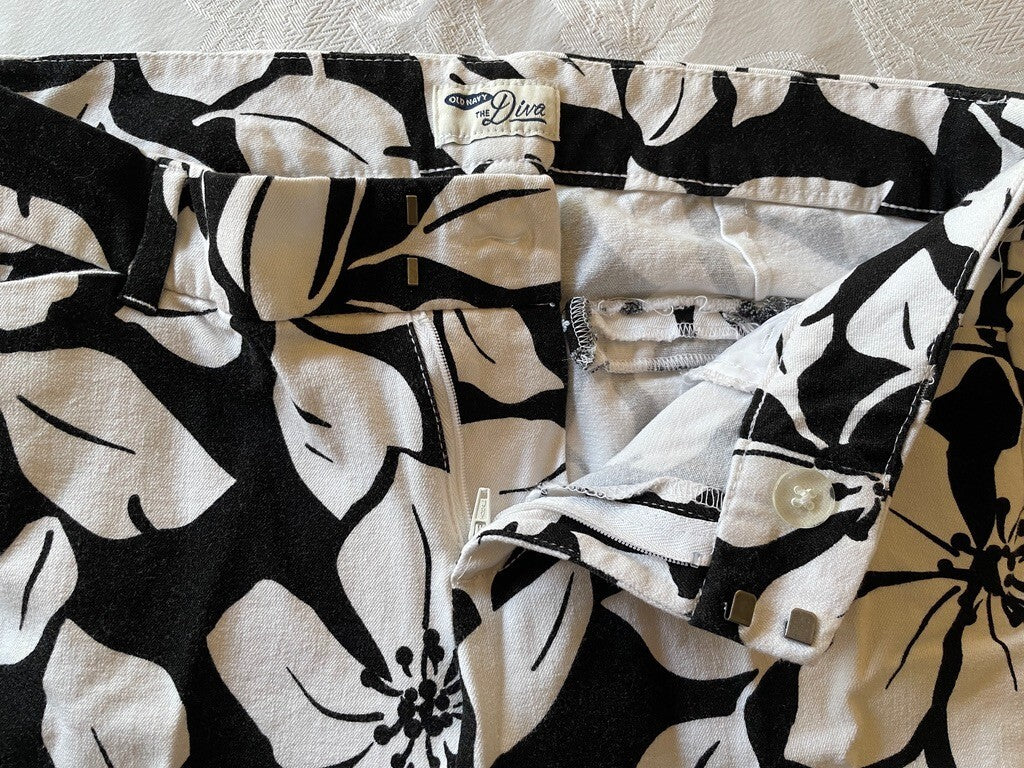 OLD NAVY Diva Bold Black and White Foral Print Cotton Pants, Size 61