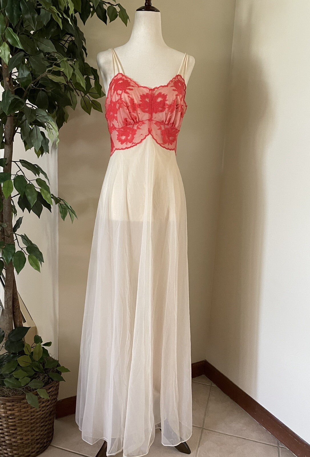VANITY FAIR Vintage Long Chiffon & Lace Nightgown0