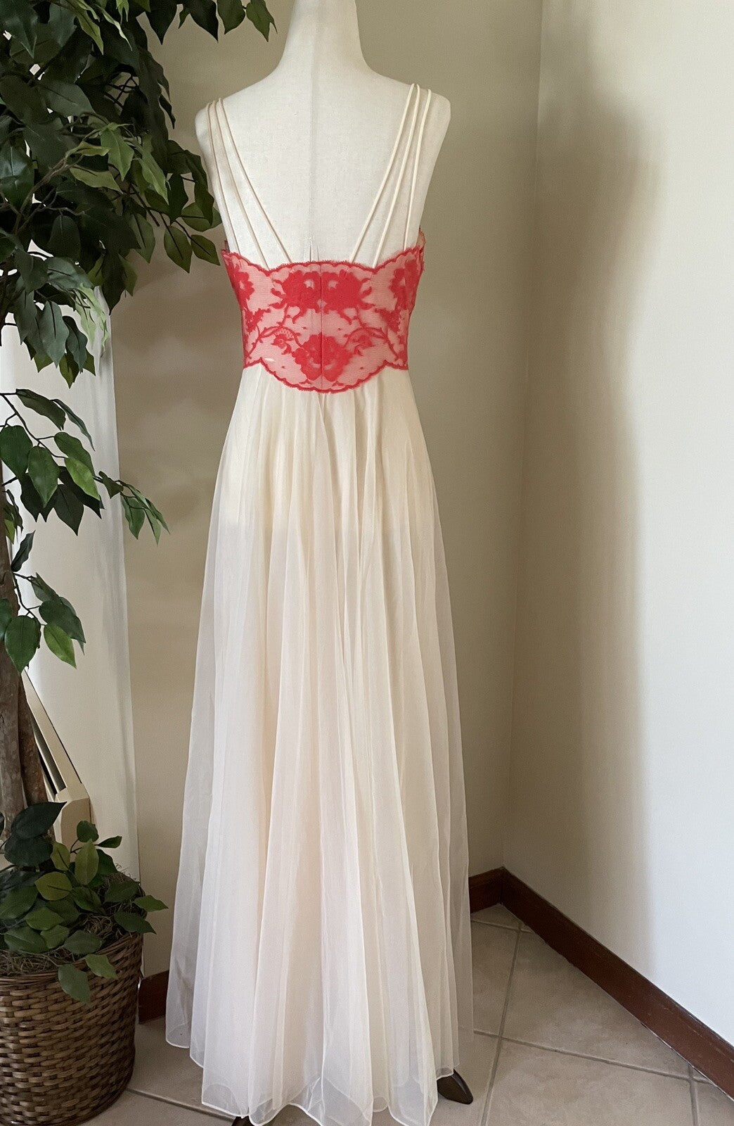 VANITY FAIR Vintage Long Chiffon & Lace Nightgown1