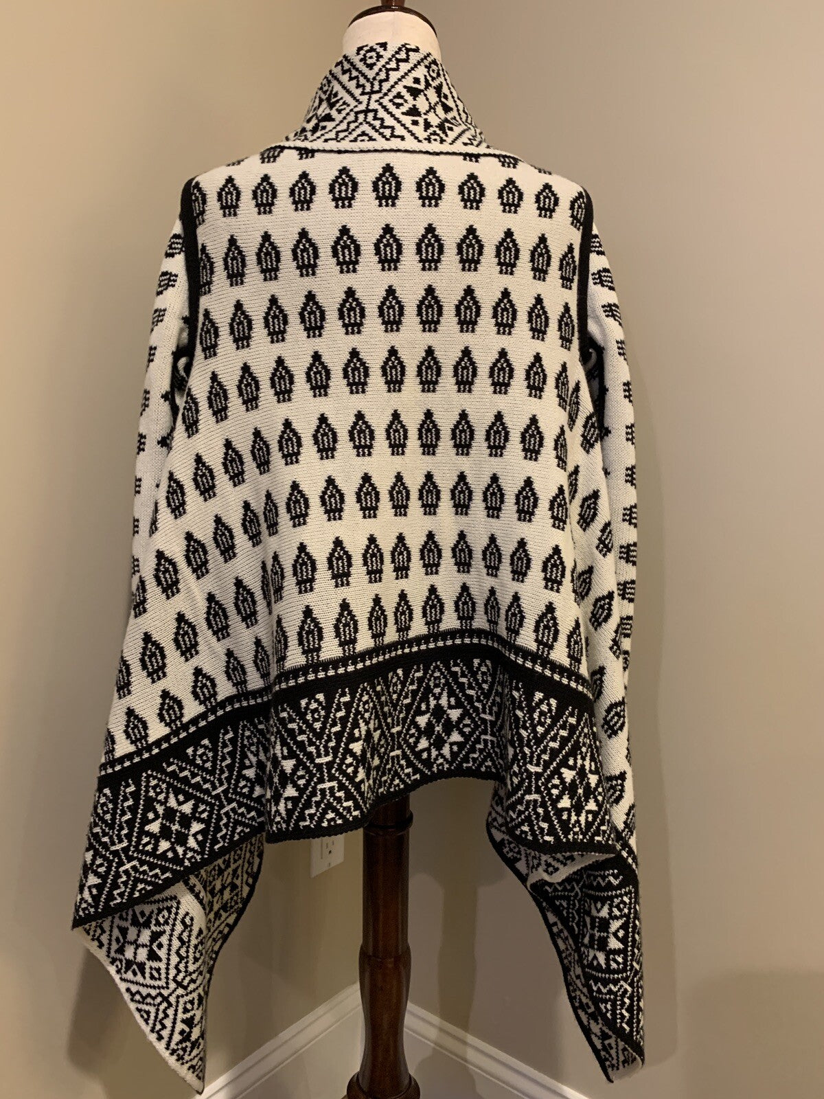 Reversible Black/White Asymmetrical Warm Sweater2