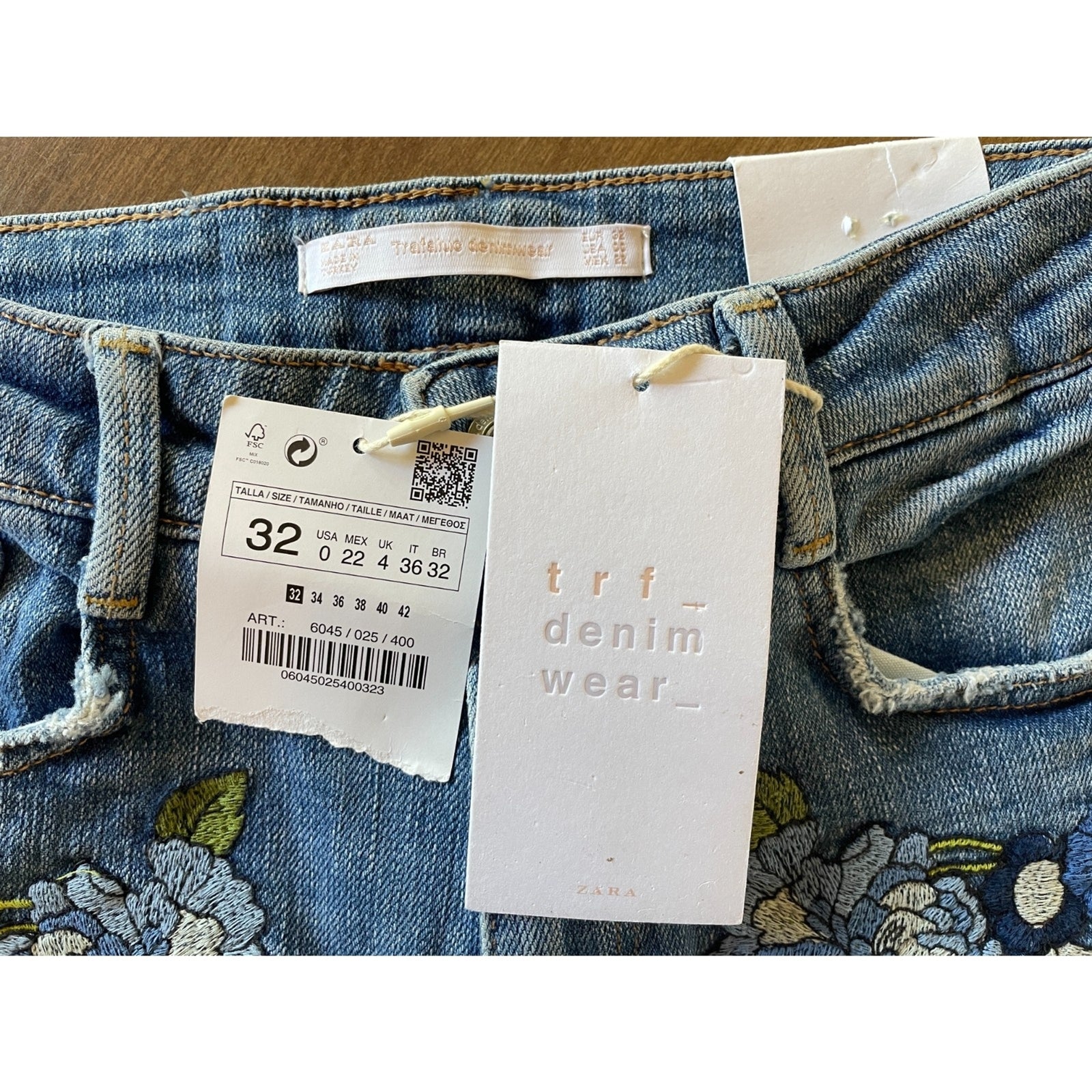 ZARA TRAFALUC New Jeans w/Embroidered Flowers and Frayed Ankles, Size US 04