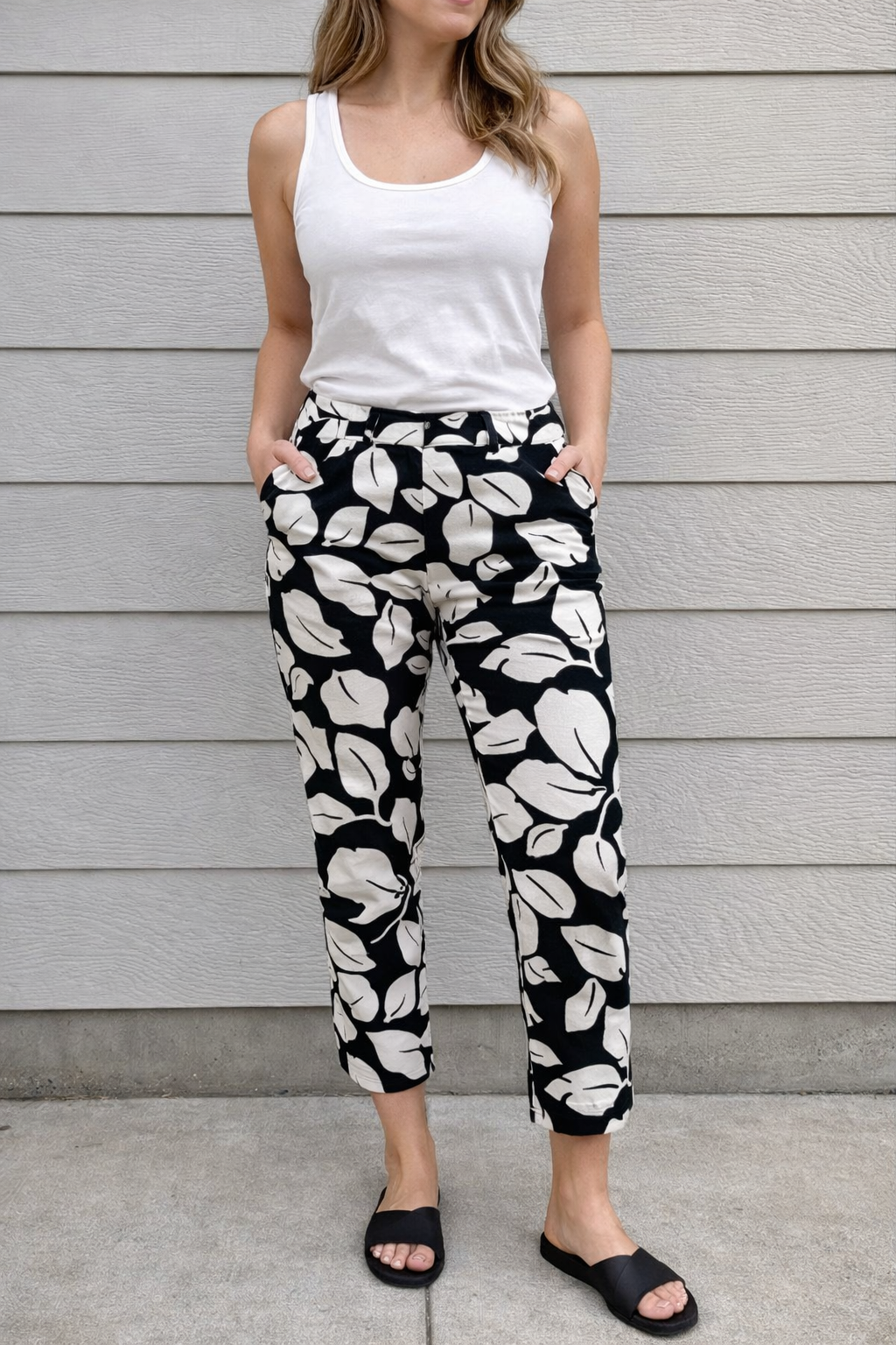 OLD NAVY Diva Bold Black & White Floral Print Crop Pants – Size 6