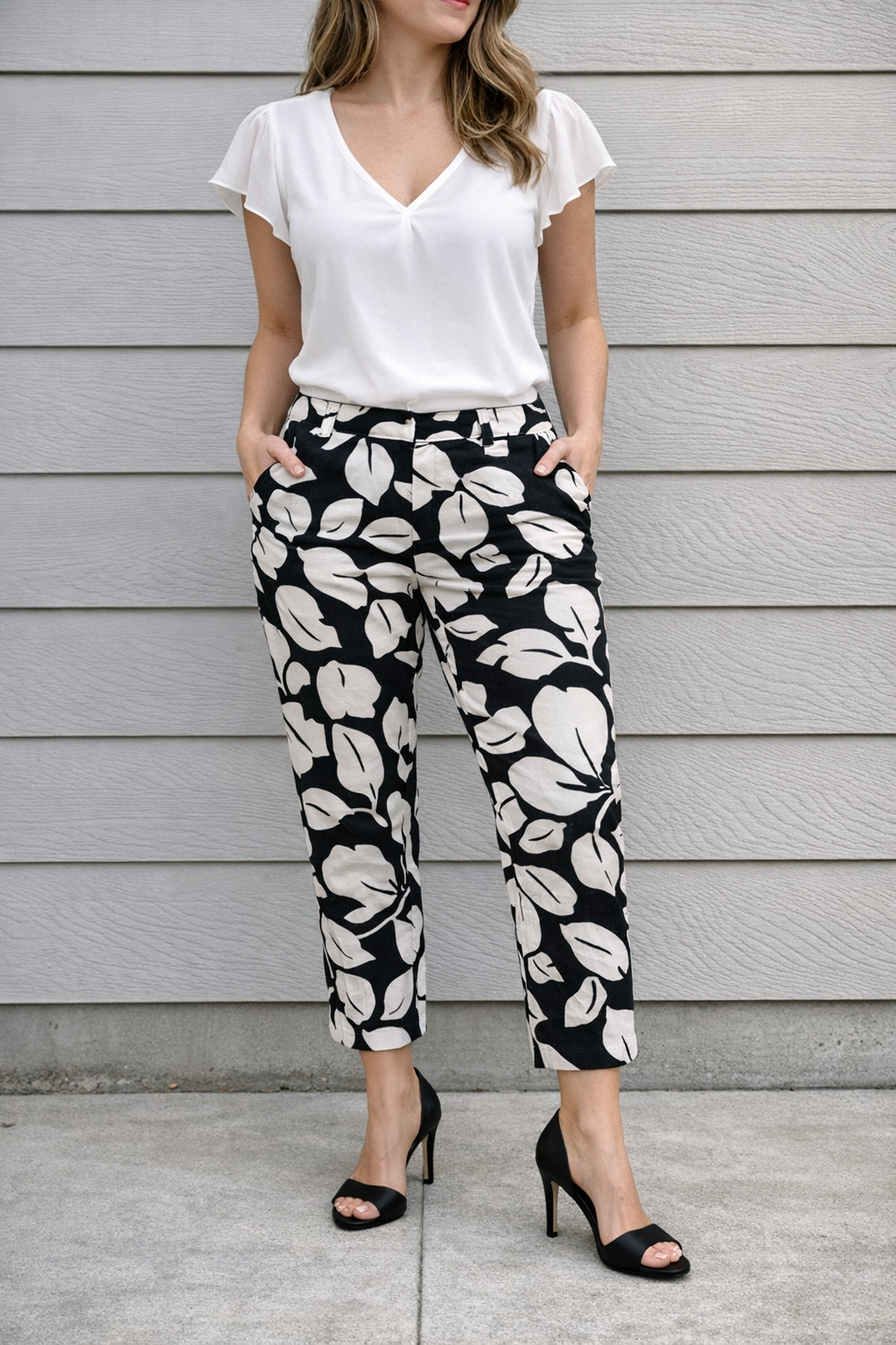 OLD NAVY Diva Bold Black & White Floral Print Crop Pants – Size 6