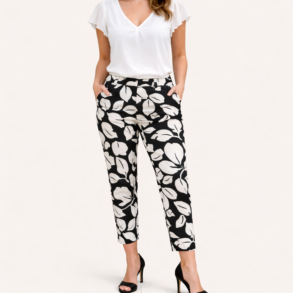 OLD NAVY Diva Bold Black & White Floral Print Crop Pants – Size 6