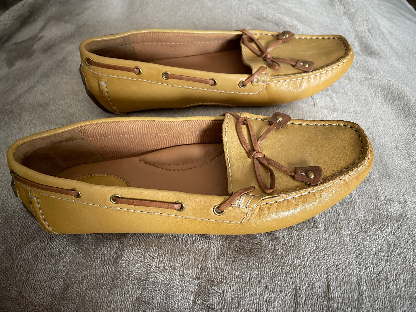 CLARKS Dunbar Racer Mustard Gold Leather Loafer - Size 6M, New Never Worn