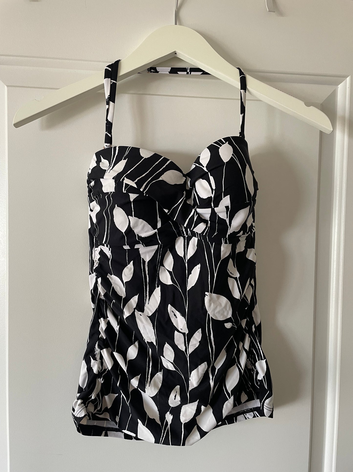 Anne Cole Black & White Leaf Print Halter Tankini Swim Top Twist Front - Size Small